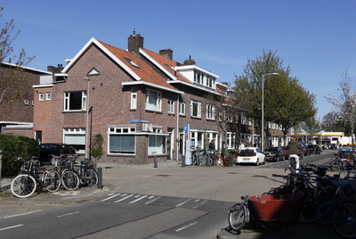 914126 Gezicht op de huizen Pieter Nieuwlandstraat 86 -hoger te Utrecht, met links de hoek met de Van Marumstraat.